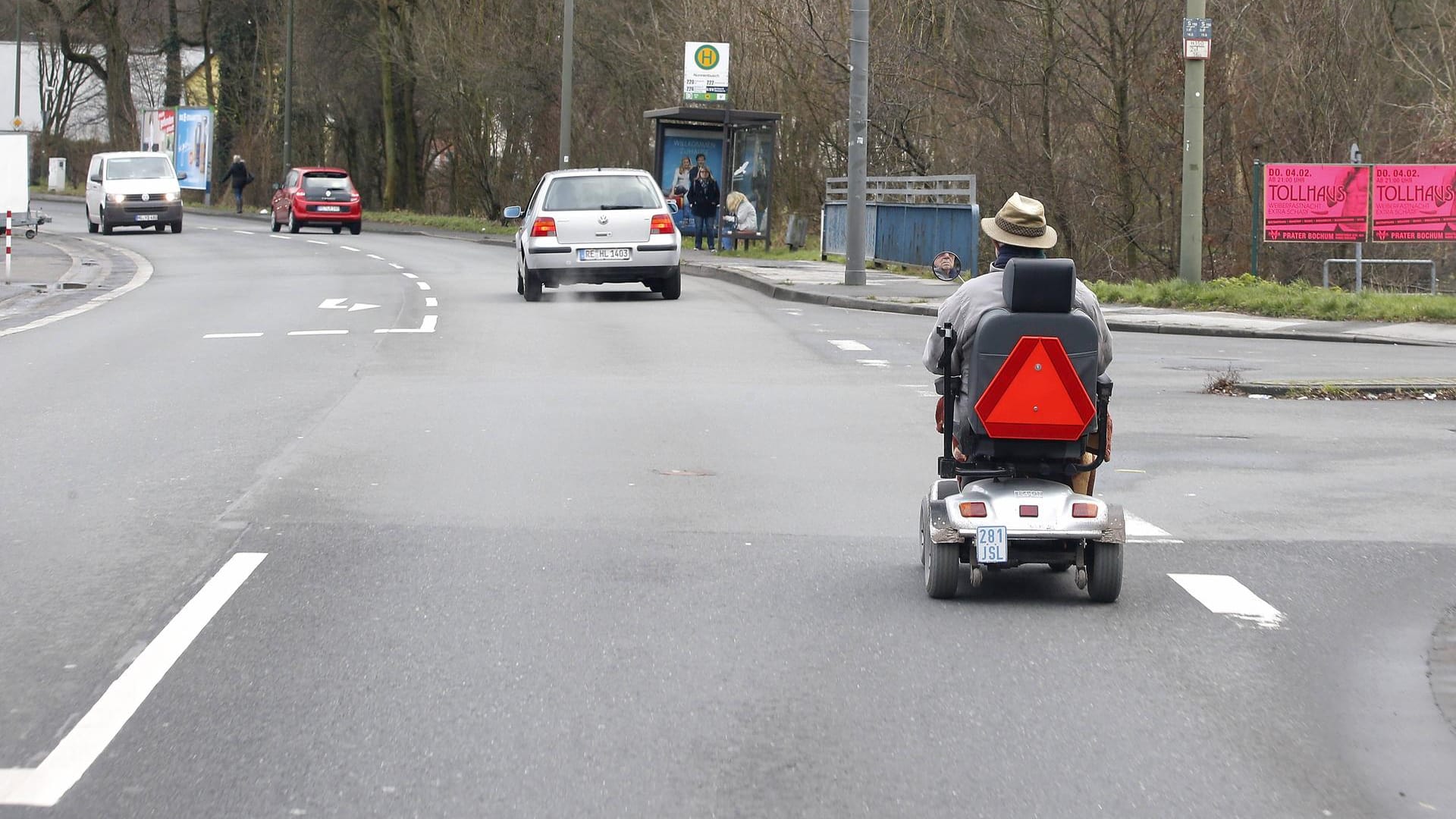 Elektrischer Rollstuhl mit einem älteren Mann auf der Straße (Archivbild): Eine Kollision führte zu dem Tod eines 66-Jährigen.