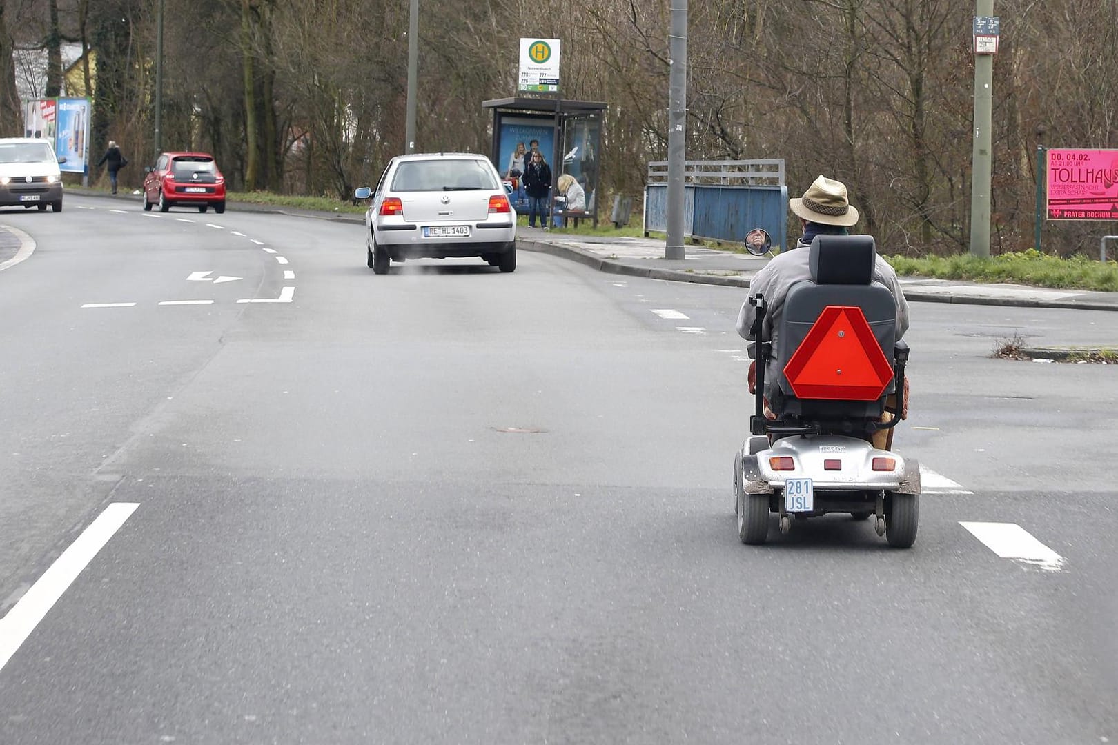 Elektrischer Rollstuhl mit einem älteren Mann auf der Straße (Archivbild): Eine Kollision führte zu dem Tod eines 66-Jährigen.