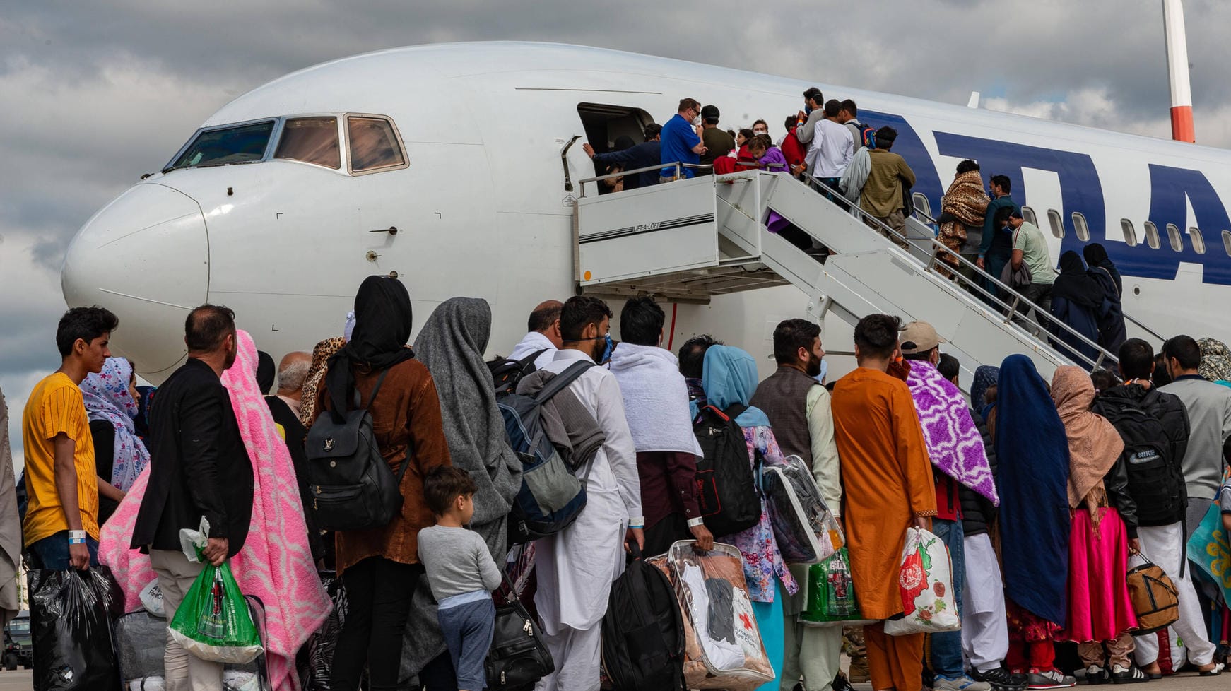 Afghanische Geflüchtete vor einem Evakuierungsflieger (Archivbild): Noch immer sind viele Ortskräfte in Afghanistan.