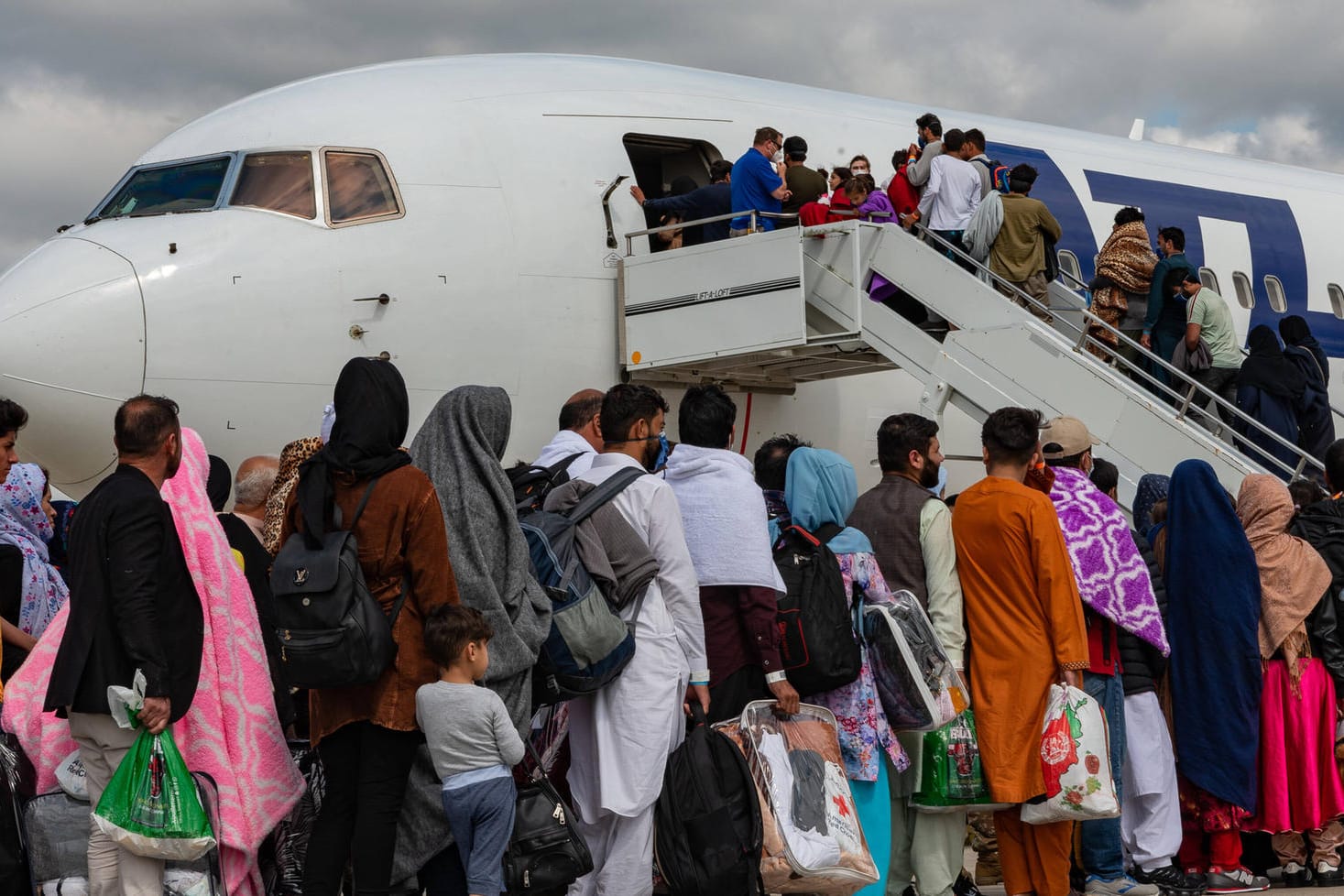 Afghanische Geflüchtete vor einem Evakuierungsflieger (Archivbild): Noch immer sind viele Ortskräfte in Afghanistan.