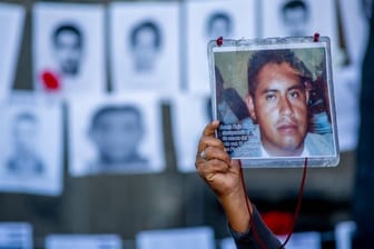 Ein Mann zeigt das Bild seines 2009 verschwundenen Sohnes bei einem Protest in der mexikanischen Hauptstadt.