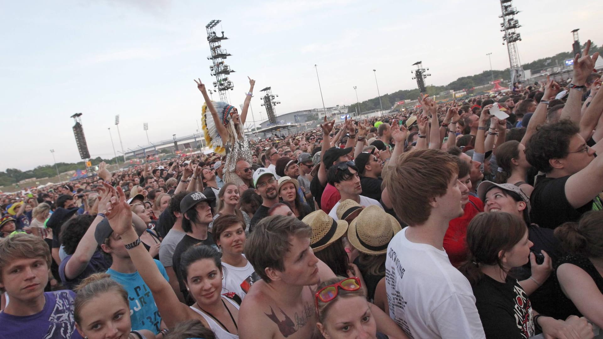 Fans bei "Rock im Park" (Archivbild): Die beiden größten Festivals des Landes kehren im Juni zurück. Fans bei "Rock im Park" (Archivbild): Die beiden größten Festivals des Landes kehren im Juni zurück.