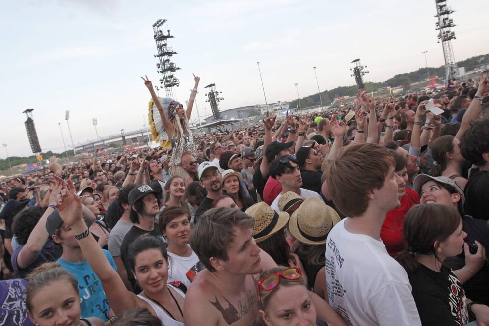 Fans bei "Rock im Park" (Archivbild): Die beiden größten Festivals des Landes kehren im Juni zurück.