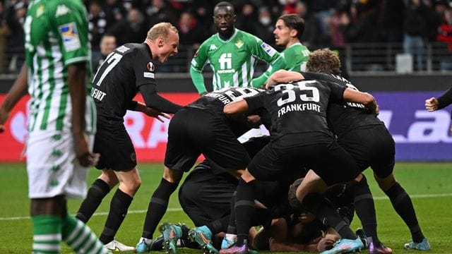 Frankfurts Spieler jubeln über das Tor zum 1:1 in der Verlängerung.