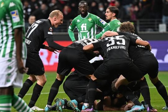 Frankfurts Spieler jubeln über das Tor zum 1:1 in der Verlängerung.