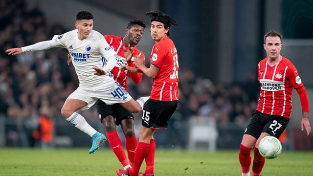 Kopenhagens Roony Bardghji (l) kämpft mit Erick Gutierrez und Mario Götze (r) von PSG Eindhoven um den Ball.