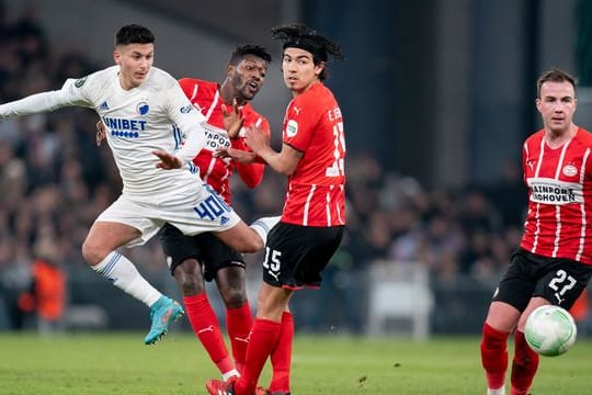 Kopenhagens Roony Bardghji (l) kämpft mit Erick Gutierrez und Mario Götze (r) von PSG Eindhoven um den Ball.