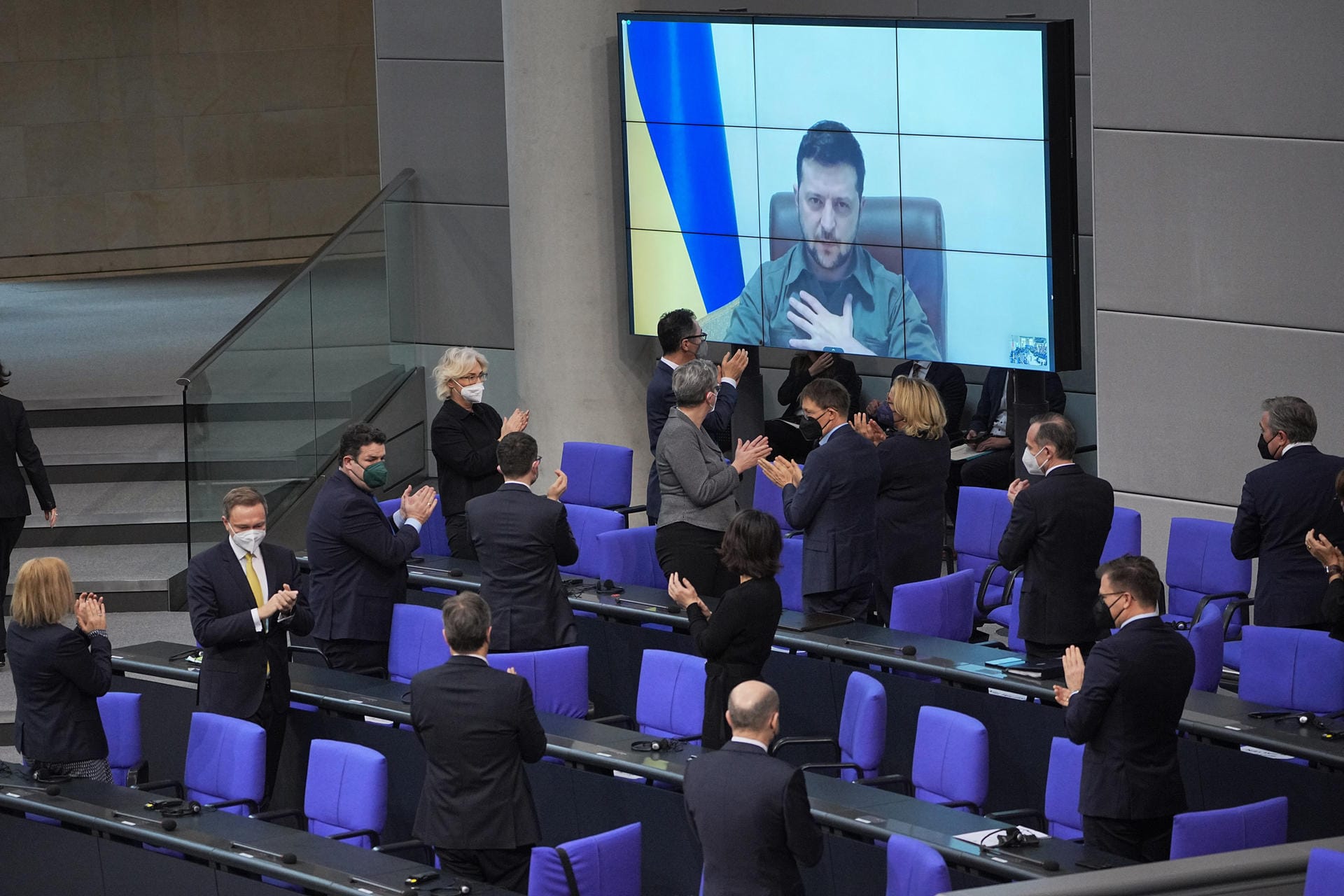 17. März: Selenskyj spricht in einer Videobotschaft vor dem Bundestag von einer neuen Mauer durch Europa und fordert von Deutschland mehr Hilfe gegen Russland. Mehr als 187 000 Menschen sind laut Bundesinnenministerium aus der Ukraine nach Deutschland geflüchtet. Die UN beziffert die Gesamtzahl auf rund 3,2 Millionen.