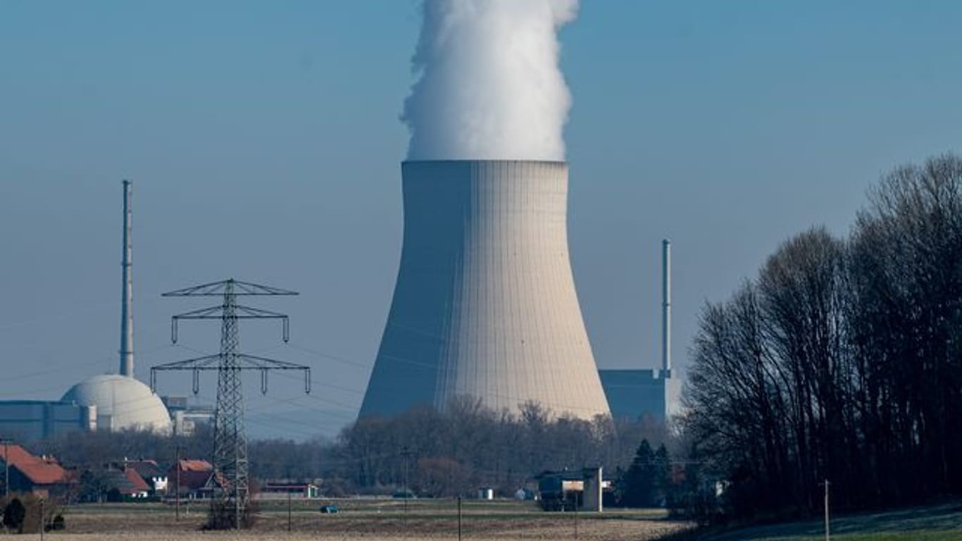 Wasserdampf steigt aus dem Kühltum des Atomkraftwerks Isar 2.