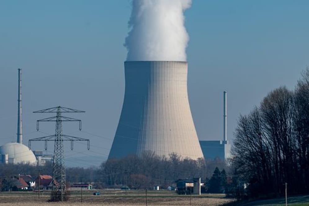 Wasserdampf steigt aus dem Kühltum des Atomkraftwerks Isar 2.
