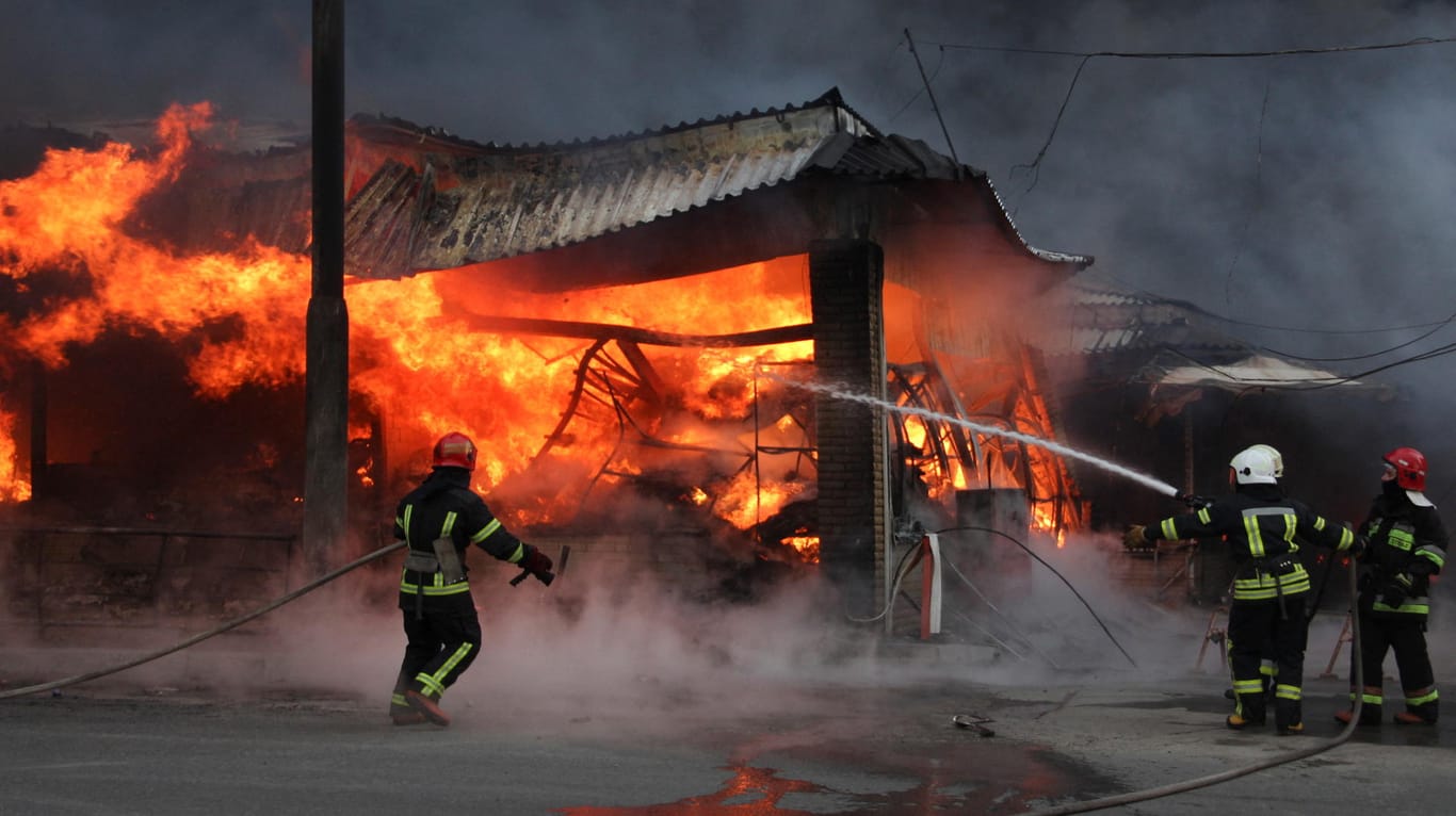 Feuer auf dem Markt in Charkiw: Auch Häuser in der Nachbarschaft sollen in Brand geraten sein.