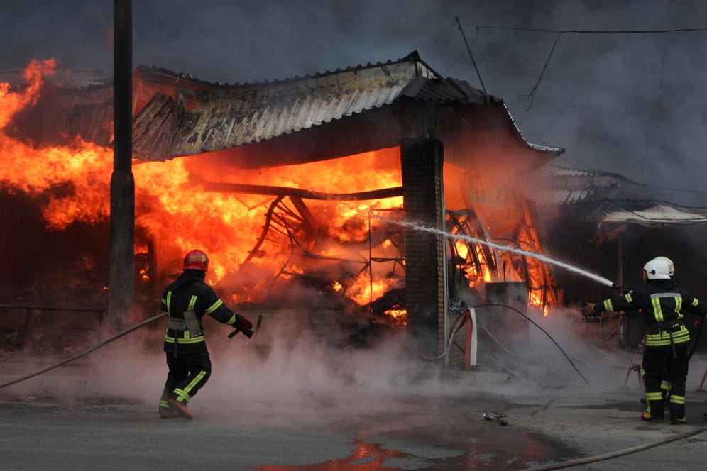 Feuer auf dem Markt in Charkiw: Auch Häuser in der Nachbarschaft sollen in Brand geraten sein.