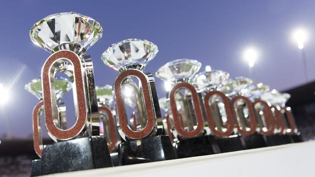 Die Trophäen der Diamond League stehen aufgereiht nebeneinander.