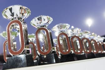 Die Trophäen der Diamond League stehen aufgereiht nebeneinander.