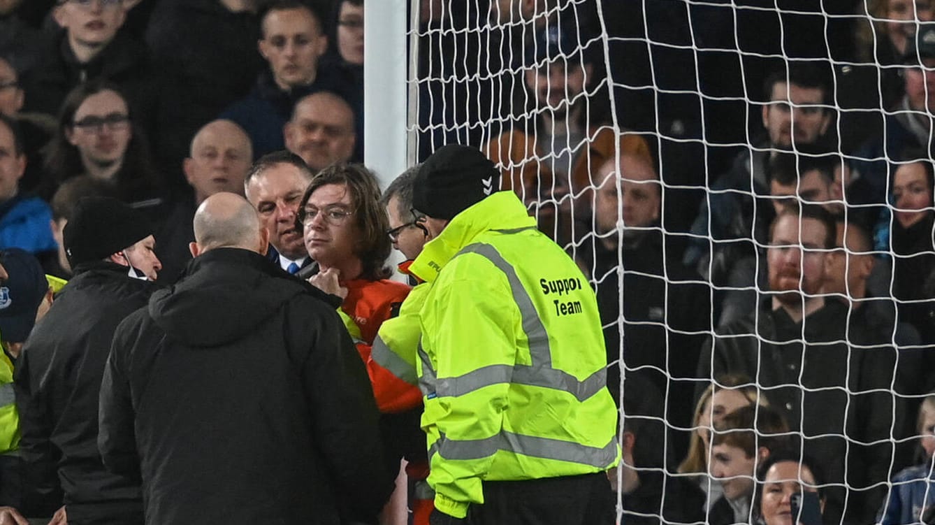 Fan-Protest in England: Dieser Zuschauer band sich in Liverpool selbst an den Pfosten.