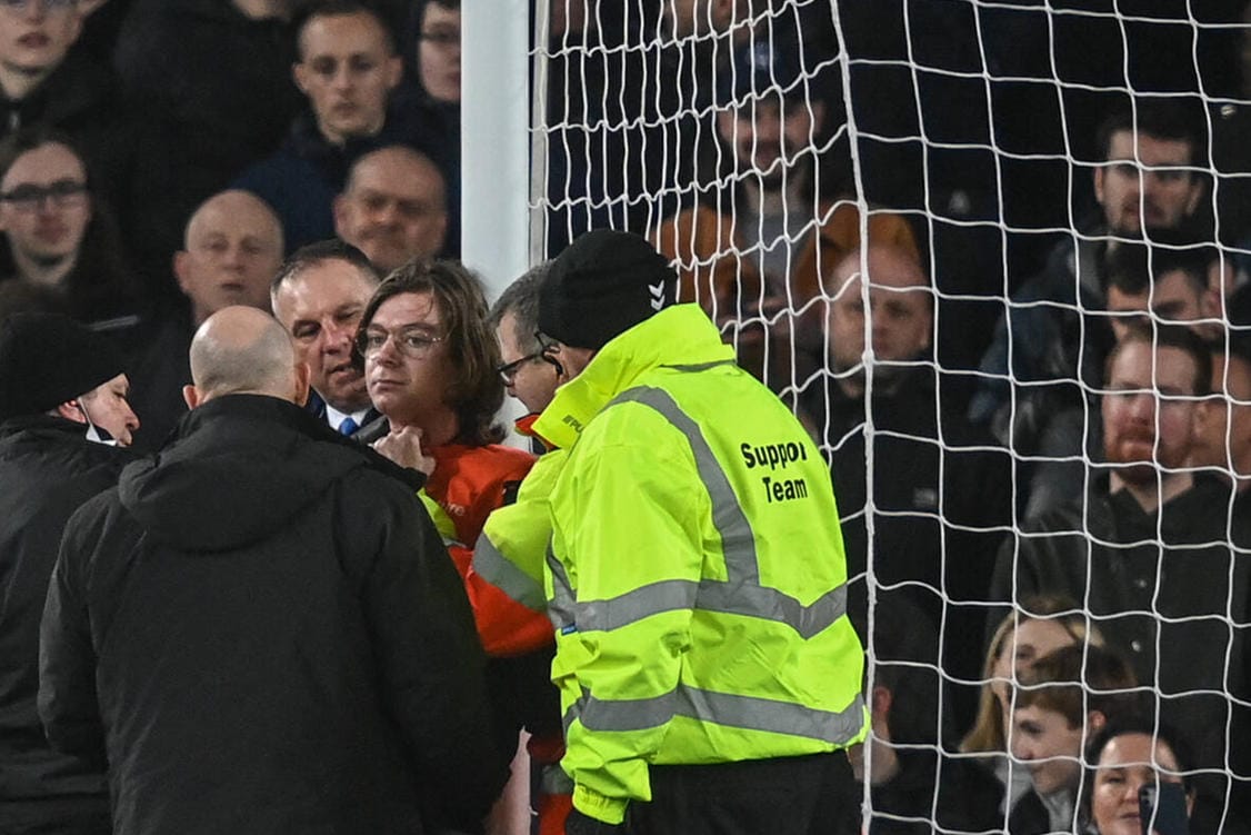 Fan-Protest in England: Dieser Zuschauer band sich in Liverpool selbst an den Pfosten.