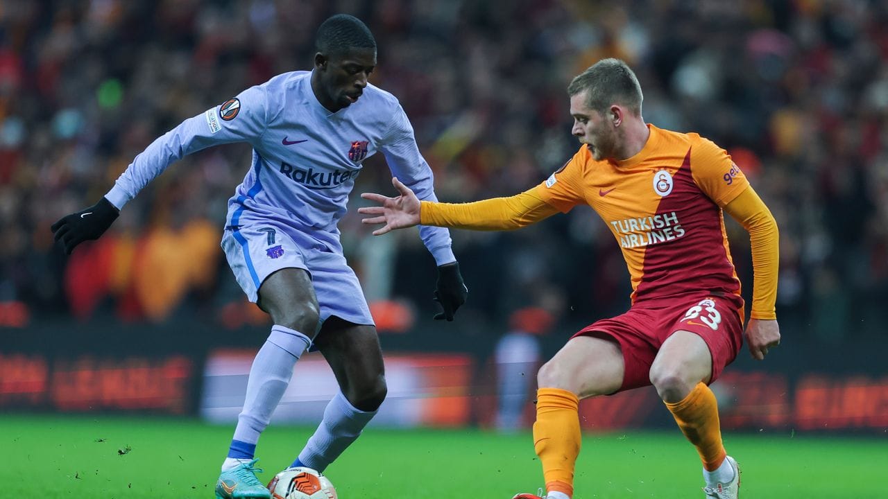 Ousmane Dembele (l) vom FC Barcelona am Ball wird von Alexandru Cicaldau von Galatasaray Istanbul attackiert. Ousmane Dembele (l) vom FC Barcelona am Ball wird von Alexandru Cicaldau von Galatasaray Istanbul attackiert.