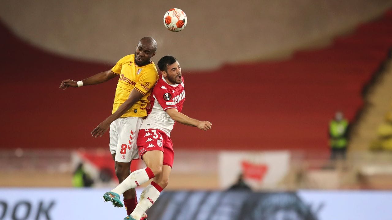 Guillermo Maripan (r) von Monaco und Ali Musrati vom SC Braga im Kopfballduell. Guillermo Maripan (r) von Monaco und Ali Musrati vom SC Braga im Kopfballduell.