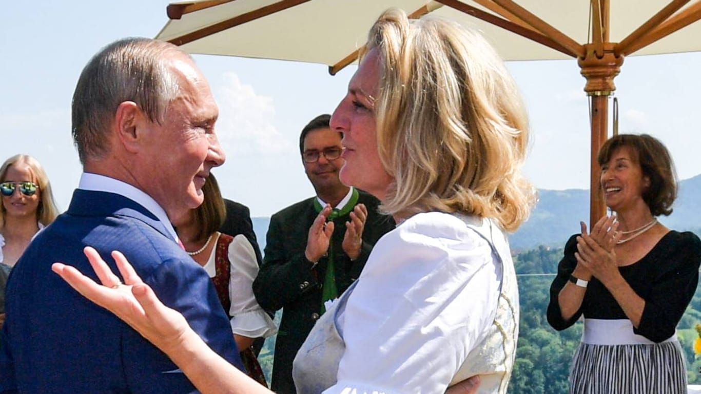 Wladimir Putin tanzt mit Karin Kneissl: Der russische Präsident kam zur Hochzeitsfeier der österreichischen Politikerin.