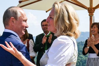 Wladimir Putin tanzt mit Karin Kneissl: Der russische Präsident kam zur Hochzeitsfeier der österreichischen Politikerin.