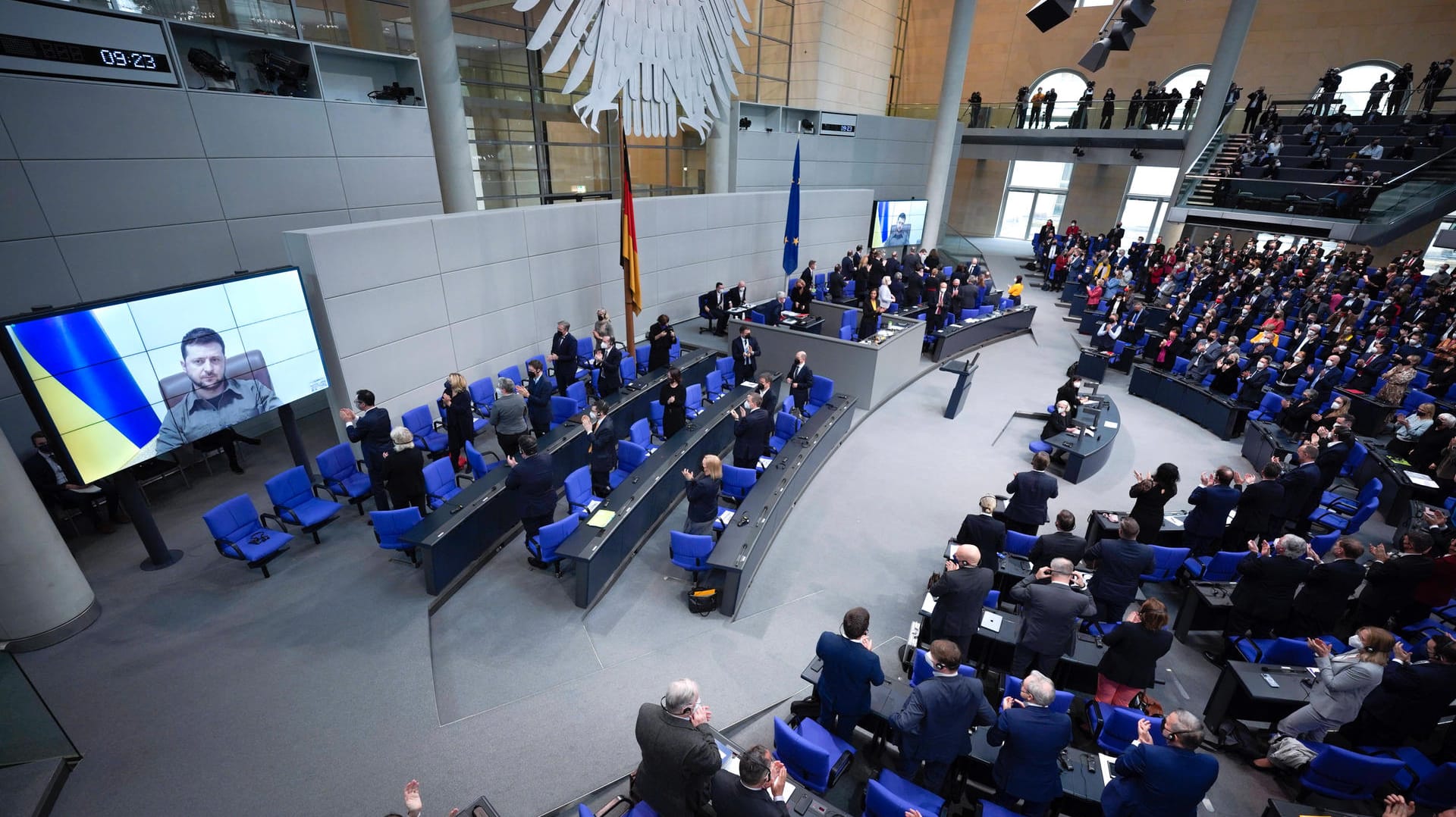 Wolodymyr Selenskyj hält seine Videoansprache im Deutschen Bundestag.