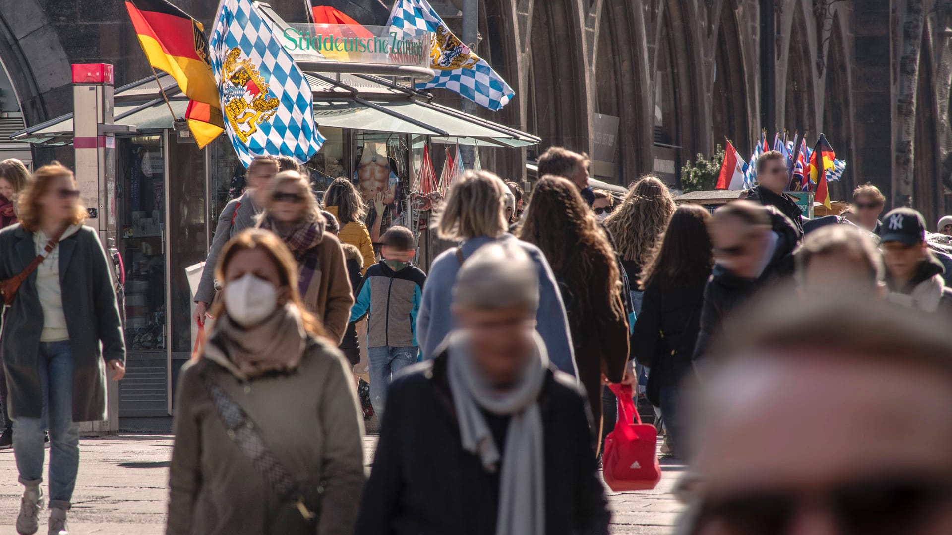 Münchner beim Shoppen (Symbolbild): Die Ansteckungszahlen in Deutschland liegen derzeit auf Rekordniveau.