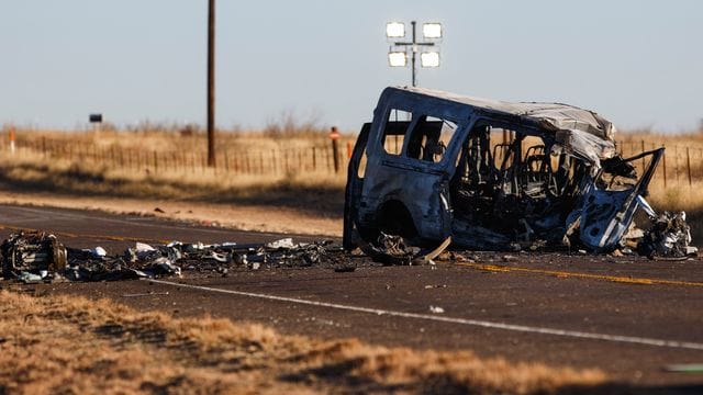 Unglücksstelle in Texas: Das Wrack eines Fahrzeugs steht nach dem tödlichen Unfall am Straßenrand. Unglücksstelle in Texas: Das Wrack eines Fahrzeugs steht nach dem tödlichen Unfall am Straßenrand.