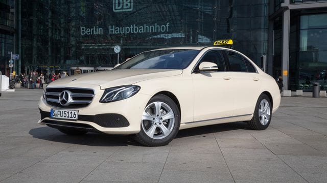 E wie Einprägsam: Die E-Klasse von Mercedes und ihre Vorgänger prägten über Jahrzehnte das Bild vom Taxi in Deutschland.