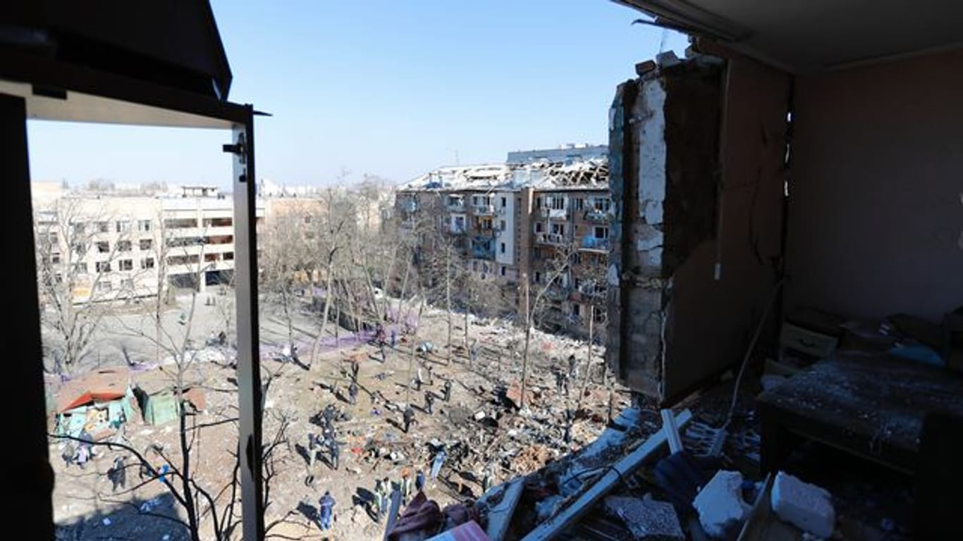 Blick aus dem Fenster eines zerstörten fünfstöckigen Wohnhauses im Stadtviertel Vynohradar.