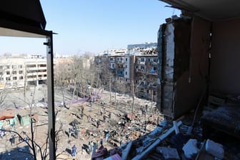 Blick aus dem Fenster eines zerstörten fünfstöckigen Wohnhauses im Stadtviertel Vynohradar.