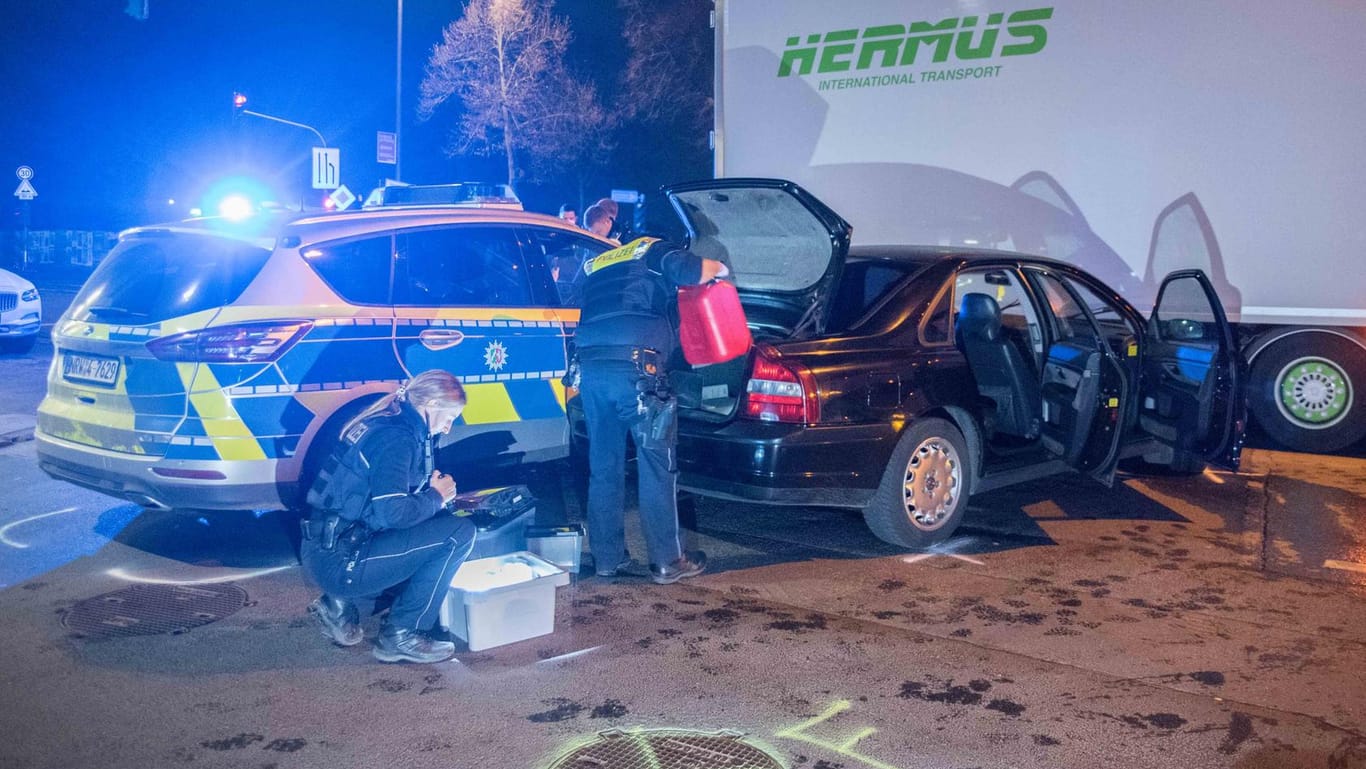 Polizisten an der Unfallstelle: Der Volvo wurde erst von dem Laster in Köln gestoppt.