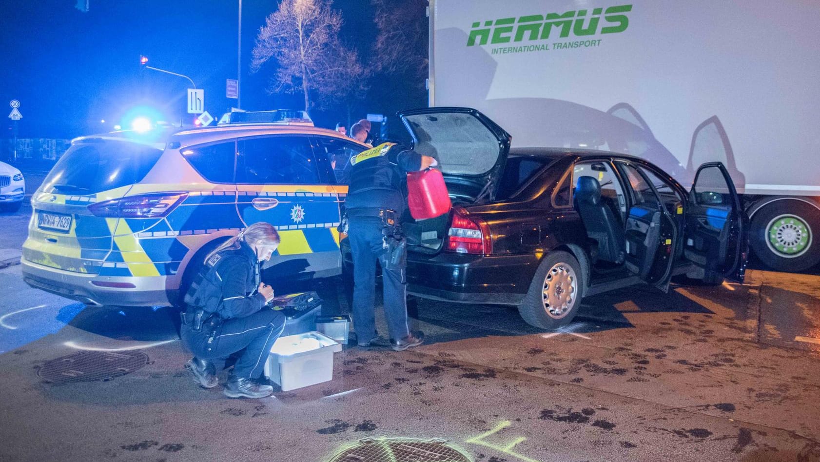 Polizisten an der Unfallstelle: Der Volvo wurde erst von dem Laster in Köln gestoppt. Polizisten an der Unfallstelle: Der Volvo wurde erst von dem Laster in Köln gestoppt.