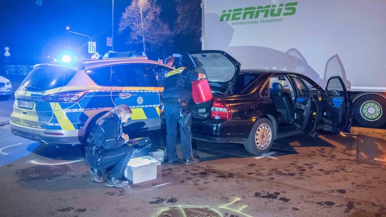 Polizisten an der Unfallstelle: Der Volvo wurde erst von dem Laster in Köln gestoppt.
