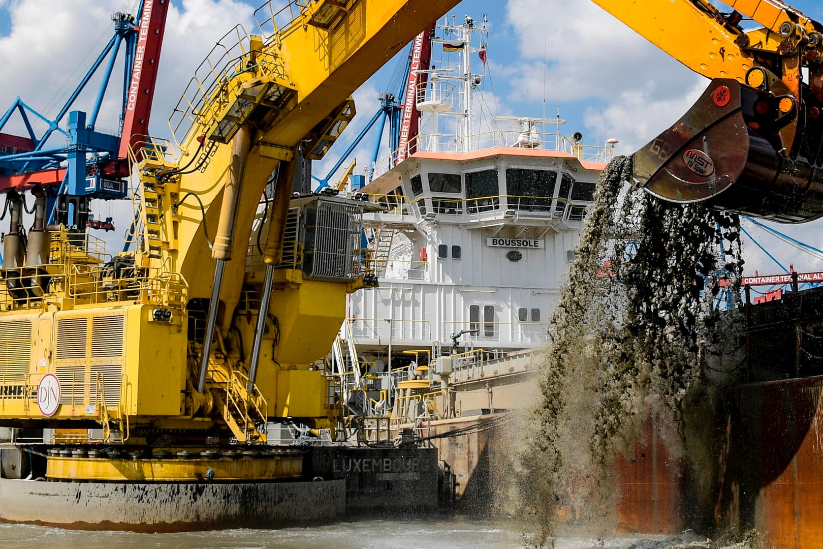 Ein Bagger holt bei Arbeiten zur Elbvertiefung Schlick aus einem Hafenbecken (Archivbild): Hamburg soll für die Entsorgung des Elbschlicks künftig mehr zahlen.