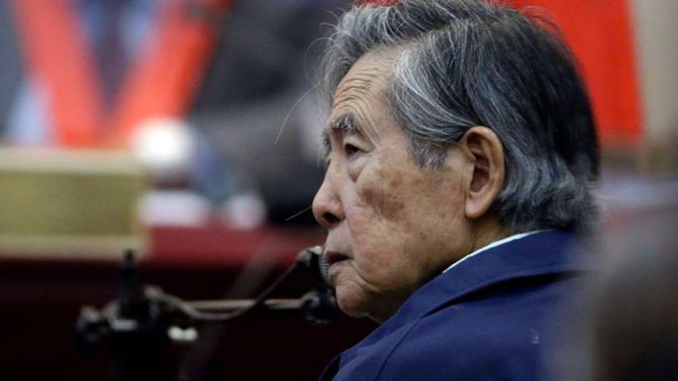 Perus ehemaliger Präsident Alberto Fujimori in einem Gerichtssaal auf einer Militärbasis.
