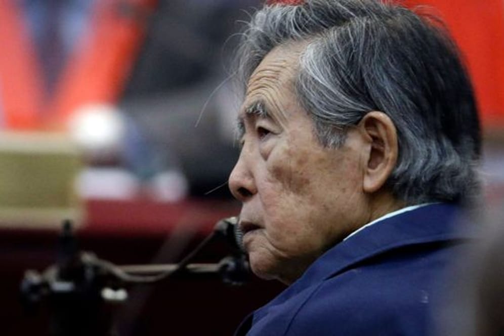 Perus ehemaliger Präsident Alberto Fujimori in einem Gerichtssaal auf einer Militärbasis.