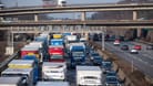 Ein kilometerlanger Autobahnstau bei Köln. (Symbolbild): Bald wird das Autobahndreieck Heumar gesperrt. Einer der meistbefahrenen Verkehrsabschnitte Europas.