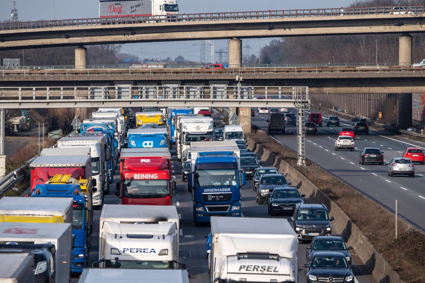 Ein kilometerlanger Autobahnstau bei Köln. (Symbolbild): Bald wird das Autobahndreieck Heumar gesperrt. Einer der meistbefahrenen Verkehrsabschnitte Europas.