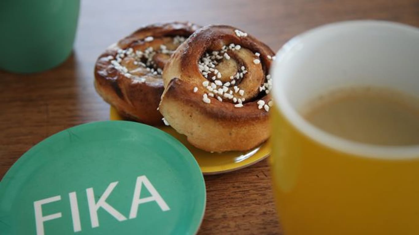 Für die Skandinavier bietet die Fika-Tradition eine willkommene Unterbrechung des Arbeitstages, um mit Kolleginnen oder Freunden Abstand vom beruflichen Stress zu gewinnen.