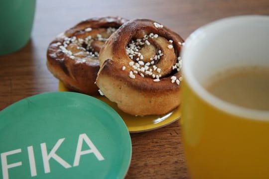 Für die Skandinavier bietet die Fika-Tradition eine willkommene Unterbrechung des Arbeitstages, um mit Kolleginnen oder Freunden Abstand vom beruflichen Stress zu gewinnen.