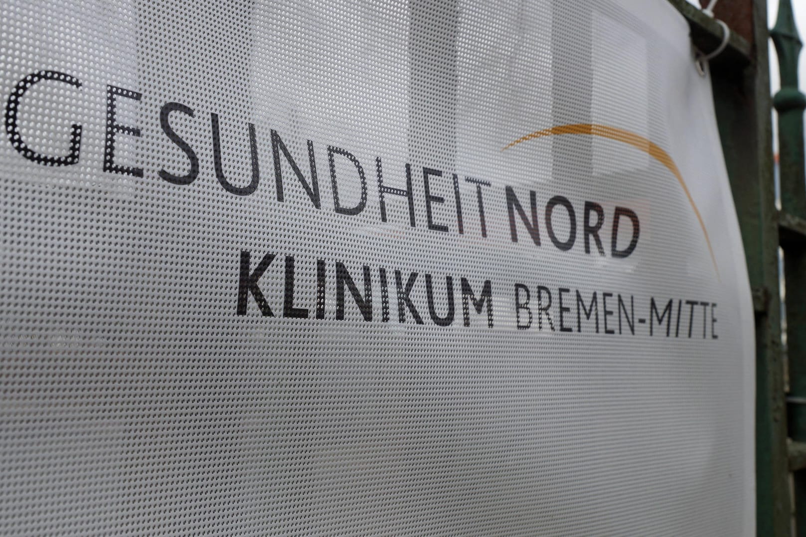 Das Transparent der Gesundheit Nord (Geno) vor der Professor-Hess-Kinderklinik im Bremer Hulsbergviertel (Symbolbild): Die Bremer Krankenhäuser stehen im engen Kontakt zueinander.