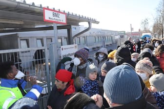 Kriegsflüchtlinge aus der Ukraine vor einem Ankunftszentrum in München (Symbolbild): Auch vor dem Sozialamt in München warten Flüchtlinge teilweise tagelang in der Kälte.
