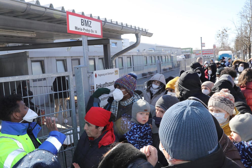 Kriegsflüchtlinge aus der Ukraine vor einem Ankunftszentrum in München (Symbolbild): Auch vor dem Sozialamt in München warten Flüchtlinge teilweise tagelang in der Kälte.