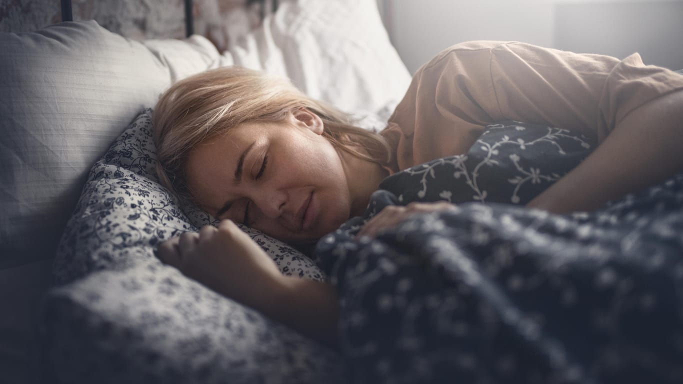 Schlafen: Um besser einschlafen zu können, hilft es, jeden Tag zur gleichen Zeit ins Bett zu gehen.