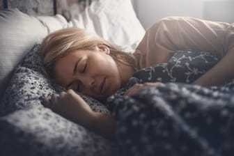 Schlafen: Um besser einschlafen zu können, hilft es, jeden Tag zur gleichen Zeit ins Bett zu gehen.