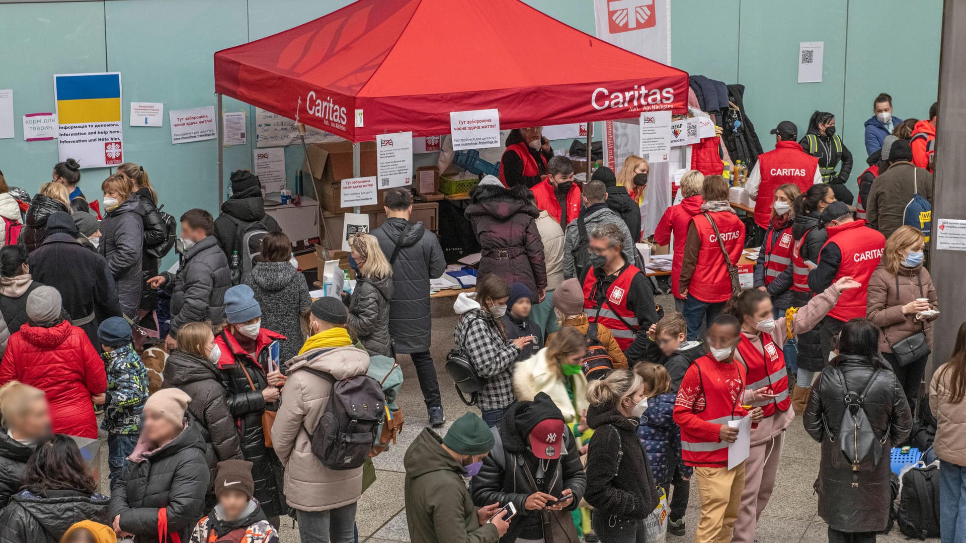 Geflüchtete kommen am Münchner Hauptbahnhof an und werden dann in die Messehallen in Riem gebracht.