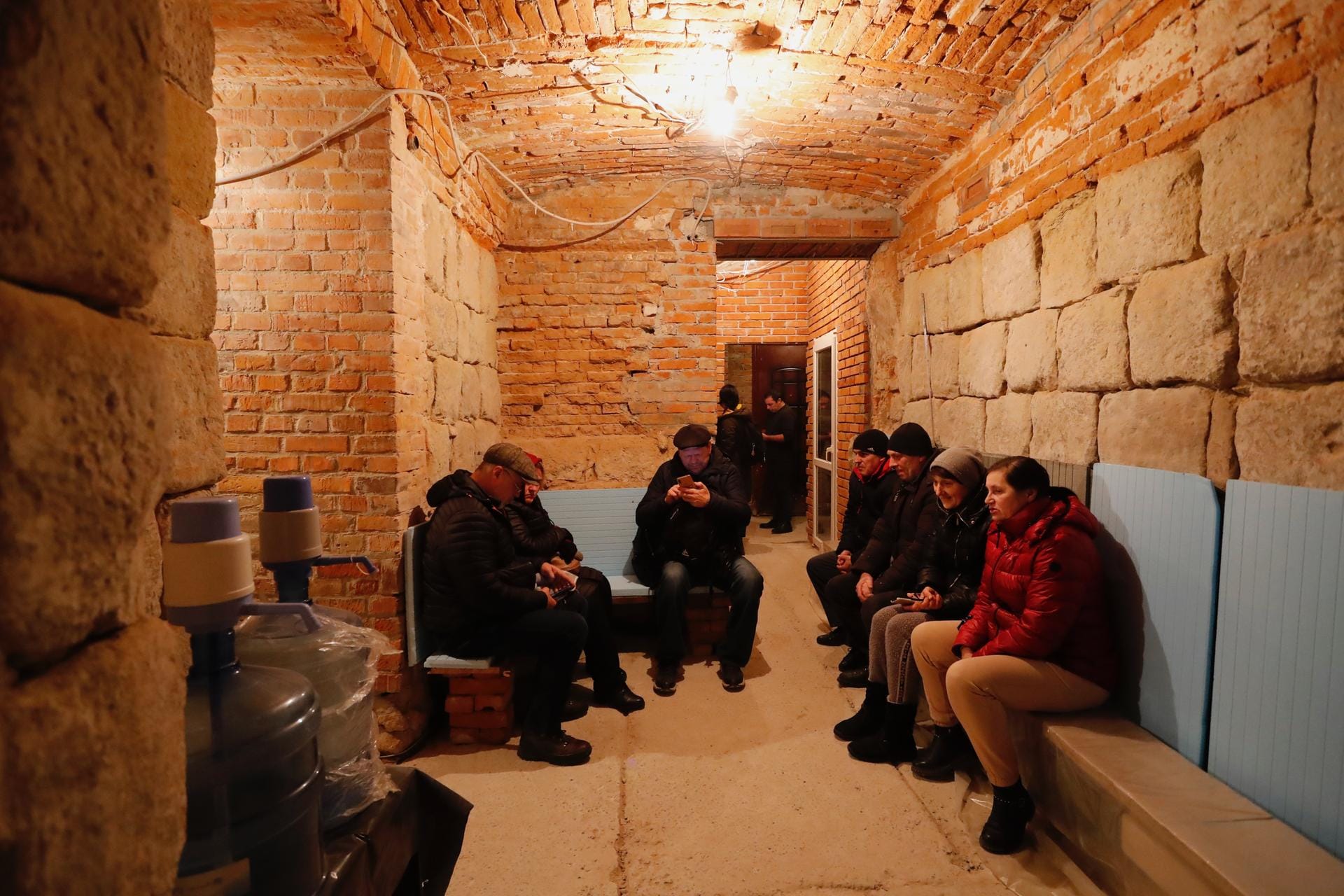 Menschen halten sich in einem Bunker in Lwiw auf, nachdem die Luftangriffssirene am vergangenen Sonntag inmitten der russischen Invasion ausgelöst wurde.