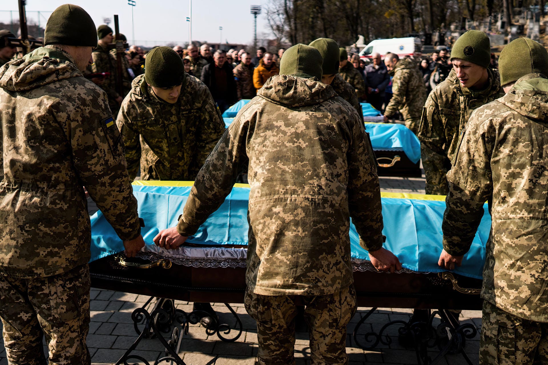 Beerdigung im Kriegsgebiet: Ukrainische Soldaten bedecken den Sarg eines Kameraden mit einer Nationalflagge während einer Trauerfeier. Bei dem russischen Angriff auf das Militärlager Jaworiw waren Dutzende Menschen getötet worden.