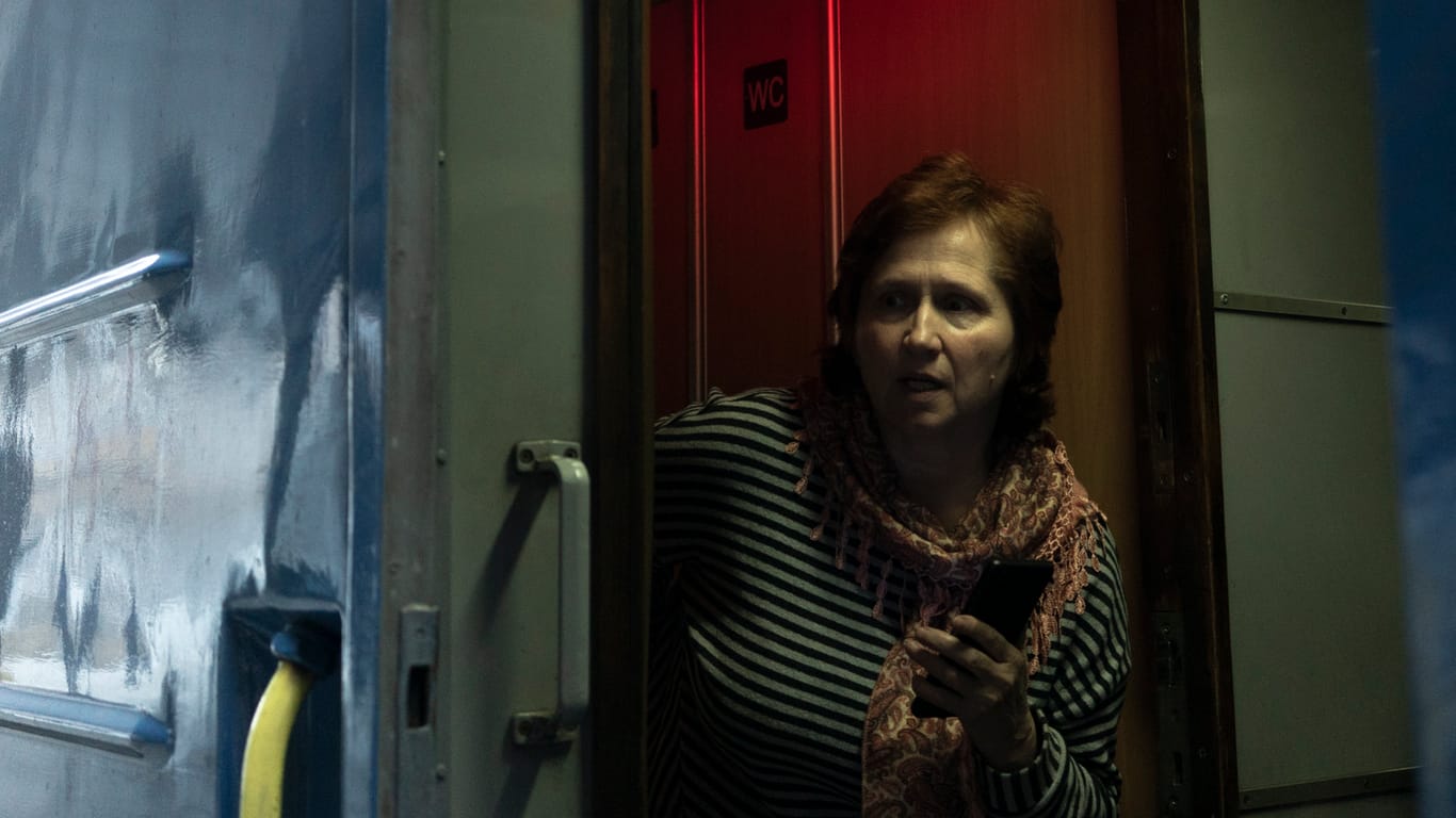 Eine Frau steigt in Lubin aus einem Zug aus Kiew: Hunderttausende sind auf der Flucht aus der Ukraine.