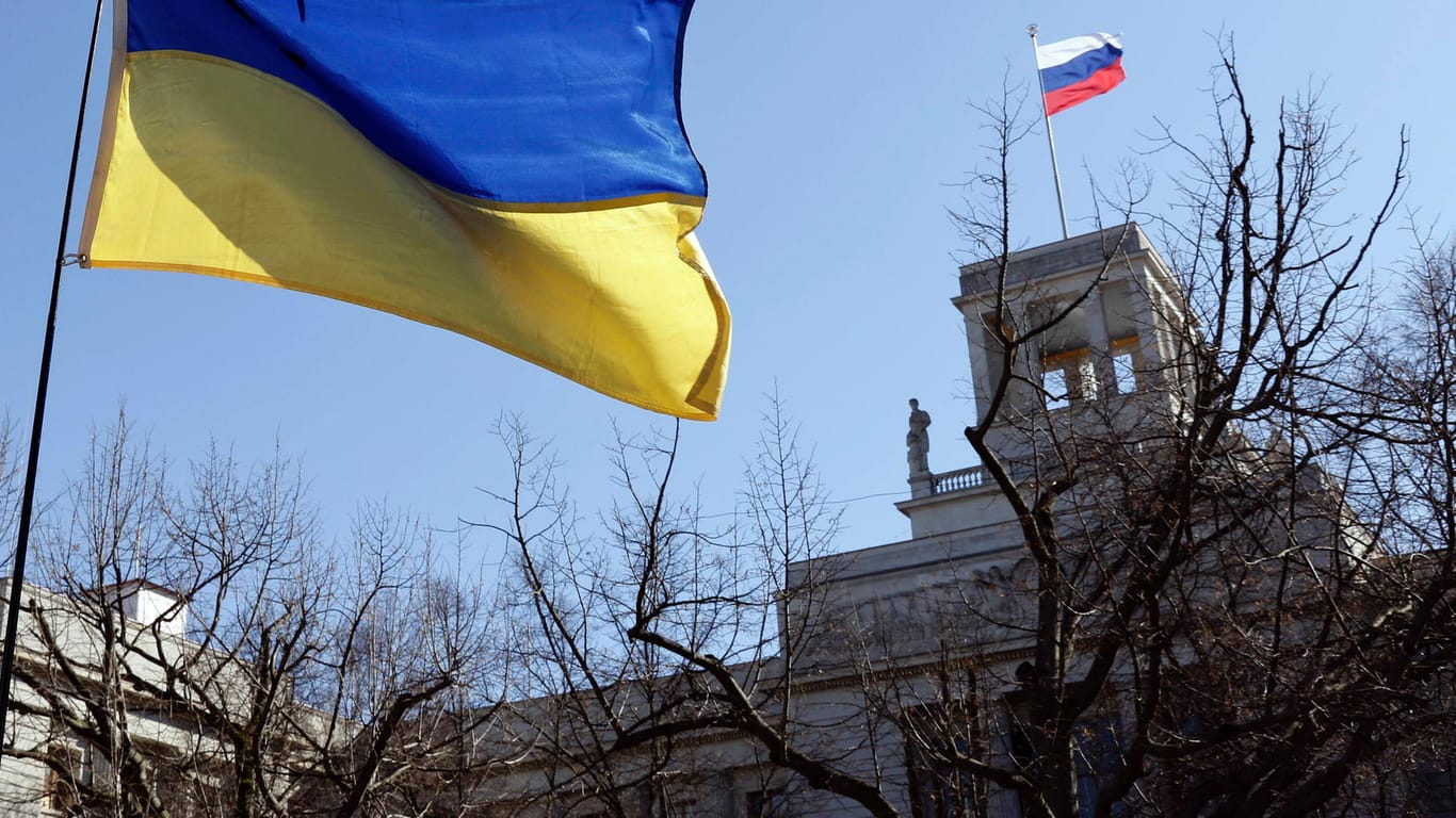 Ukrainische Flagge vor der russischen Botschaft in Berlin: "Die Regierung sollte einen Gutteil der als Diplomaten getarnten Geheimdienstler ausweisen".